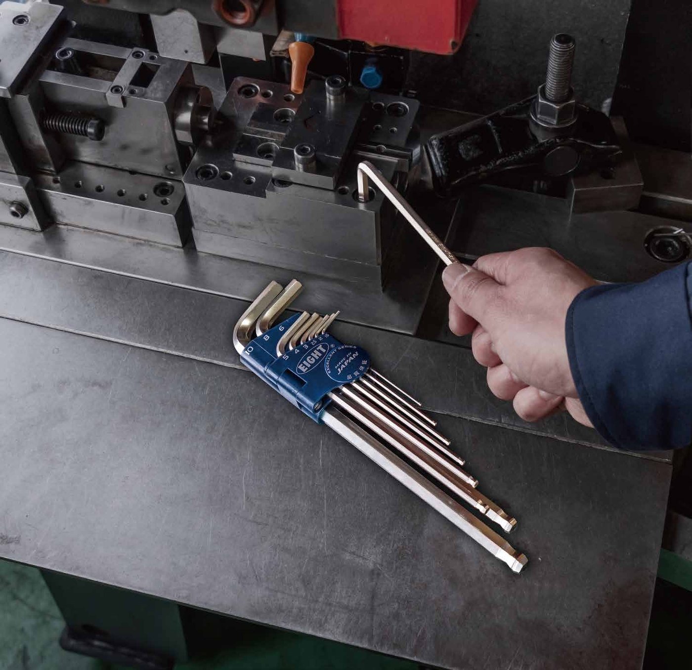 Llave hexagonal EIGHT en uso